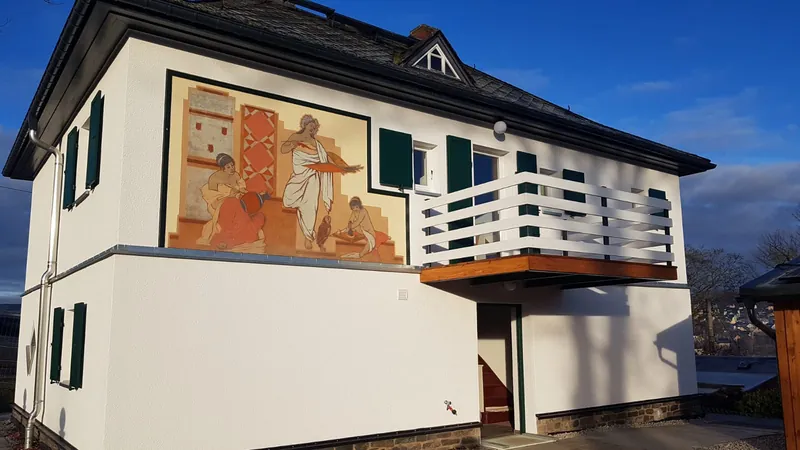 Die Pension mit Wandbild und Balkon