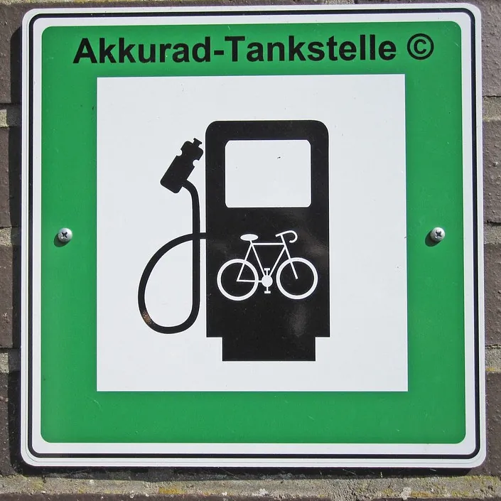 Schild Akkurad-Tankstelle an der Pension