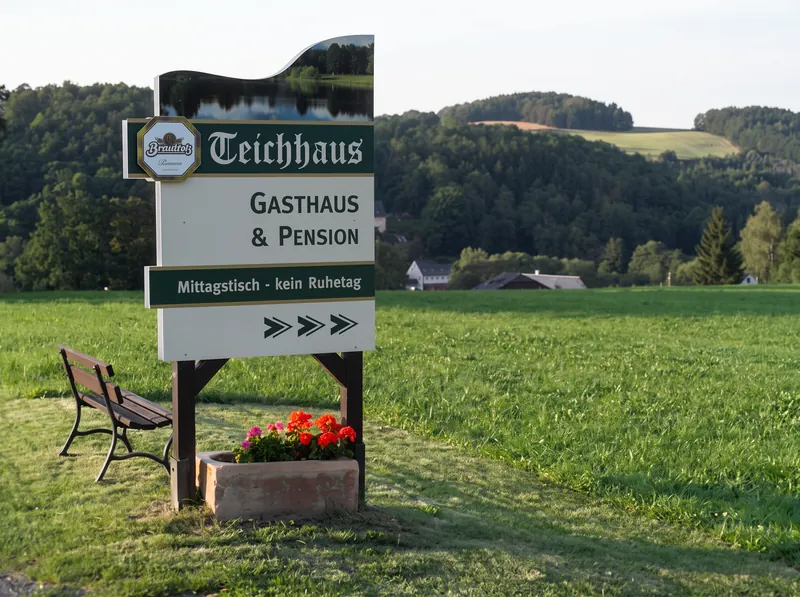 Schild der Gaststätte und Pension Teichhaus