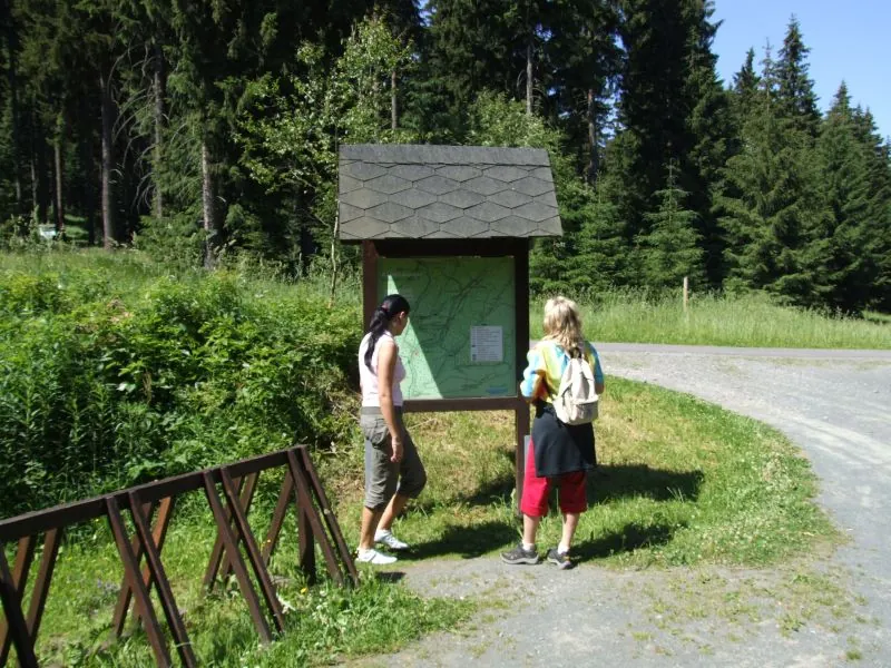 Wanderer an einer Infotafel